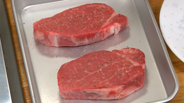 肉は調理する１時間前に冷蔵庫から出しておきます。肉の片面に塩そしてコショウをします。