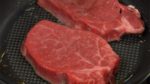 Eine Pfanne mit Öl bei mittlerer Hitze aufheizen. Das Steak mit der gewürzten Seite nach unten in die Pfanne geben. Gelegentlich die Pfanne leicht schütteln, damit es gleichmäßig braun wird.