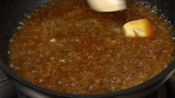 Add the citrus-based ponzu sauce, grated garlic and butter. Continue stirring with the spatula and bring the sauce to a boil. When the butter is completely melted, the sauce is ready. Pour it into a sauce boat.