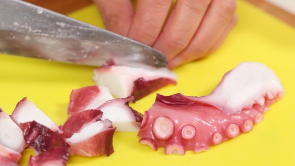 Nu förbereder vi fyllningarna. Skär den kokta bläckfisken i 1c, (0.4'') bitar. Squid eller kammussla kan också användas men då skulle det inte kallas för takoyaki då tako betyder bläckfisk.