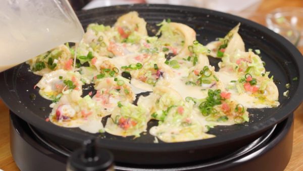 Cuando todos los takoyaki estén inclinados, llenar los huecos con la masa nuevamente.