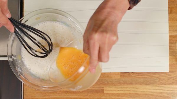 Vipsa noga ägg i en skål och tillsätt det till smeten. Mixa samman.