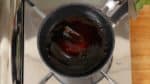 Prepariamo la salsa sukiyaki, conosciuta anche come warishita. In una pentola mischia salsa di soia, zucchero, sake e acqua. Aggiungi l'alga kombu. Se non hai a disposizione l'alga kombu, puoi anche non metterla. Accendi il fuoco. Mescola. Quando lo zucchero si scioglie, togli la pentola dal fuoco. Lascia riposare e poi togli l'alga kombu.