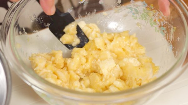 Mash the ripe banana with a balloon whisk. To help prevent it from discoloring, add the lemon juice. Toss to coat evenly.