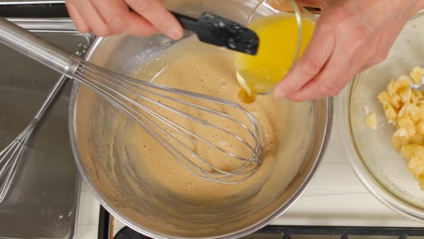 Tambahkan mentega cair ke dalam campuran telur. Anda juga bisa menggunakan minyak sayur sebagai pengganti mentega. Campur secara merata.