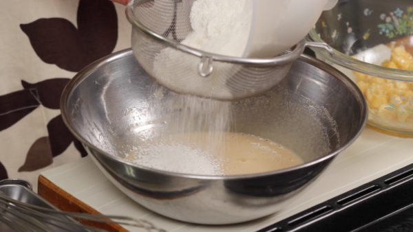次に薄力粉にベーキングパウダーと塩を加えて混ぜます。これをふるいながら加えます。海外にいる方はall purpose flourでも作れます。