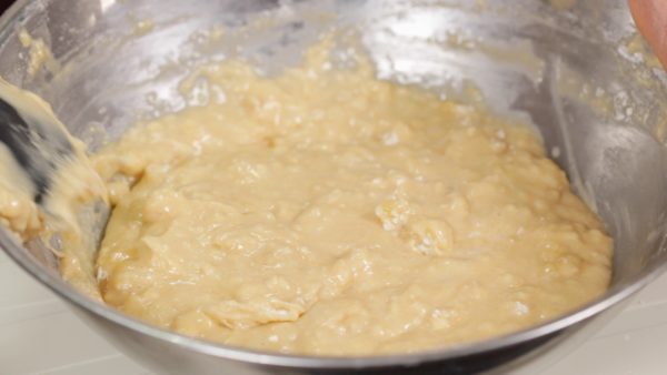 Mélangez la pâte avec le moins de gestes possibles jusqu'à ce que la farine soit incorporée. Veillez à ne pas trop mélanger sinon la texture sera dense et dure.