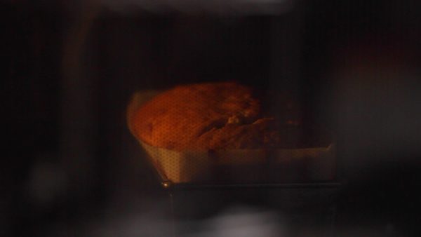 Prima ancora di preparare la pastella, assicuratevi di aver preriscaldare il forno a 170°C. Quando ha raggiunto la temperatura, mettete lo stampo in forno e cuocete a 170°C per circa 50 minuti. Se la parte superiore si scurisce troppo velocemente, copritela con un foglio di alluminio nella fase finale per evitare che si bruci.