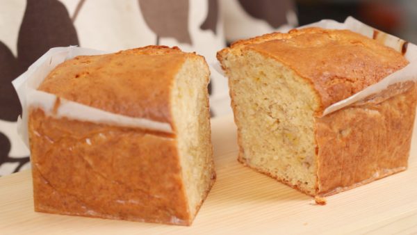 Nehmen sie das Brot aus der Form. Die Außenseite ist knusprig und das Innere saftig und locker. Das Brot ist noch warm und sieht köstlich aus!