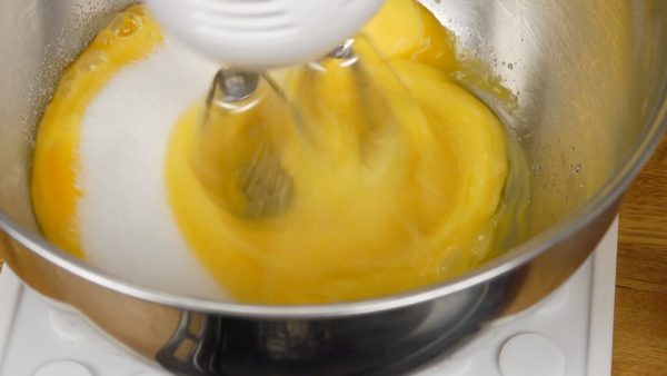 Em uma tigela bata levemente os ovos com uma batedeira de mão em velocidade baixa. Acrescente o açúcar e misture.