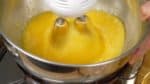 Håll skålen så den flyter i hett vatten och värm ägget. När det börjar bli lite varmt, ta bort skålen och fortsätt att mixa. Stäng av plattan och värm ett glas med vatten.