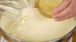 Diluya la miel con el agua caliente. Agréguelo al huevo montado y mezcle con la batidora de varillas durante 1 minuto más a velocidad alta. Cambie a  velocidad baja y mezcle durante un minuto más hasta que tenga una textura fina y brillante.