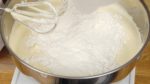 Distribuya la harina panificable en la mezcla de huevo. A velocidad media, bata la mezcla durante unos 2 minutos hasta que vuelva a tener una textura suave.