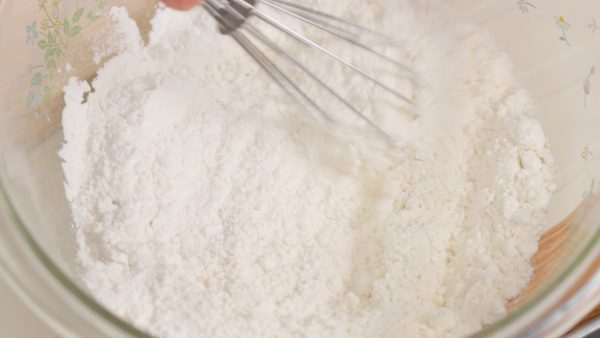 ボウルに小麦粉、もち粉を入れます。塩を入れホイッパーでよく混ぜます。
