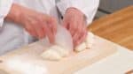 Si la pâte colle, farinez à nouveau et roulez-la en cylindre. Et coupez-la en 6 morceaux égaux.
