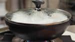 固く絞った濡れ布巾をかぶせ、蓋をします。鍋を使う場合、焦げるおそれがあるので布巾が鍋にあたらないように注意して下さい。
