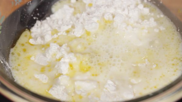 Versez le mélange dans le bol de fécule de tapioca. Avec une spatule résistante à la chaleur, mélangez rapidement. 