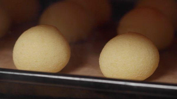 Heat the oven to 170°C (340°F) and bake for about 20 minutes. Even if the balls are uneven, they will become round while baking.