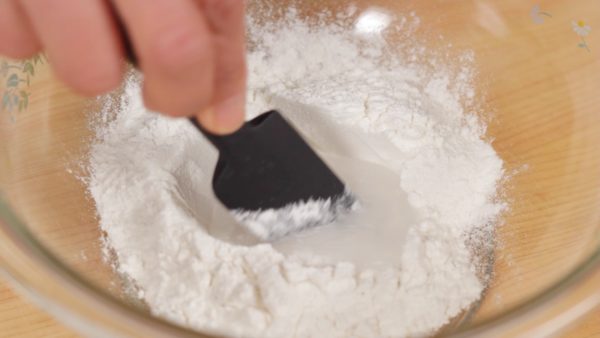 初めにもち粉の真ん中をあけ、そこに砂糖を加えます。水の約半量を加え砂糖を溶かします。