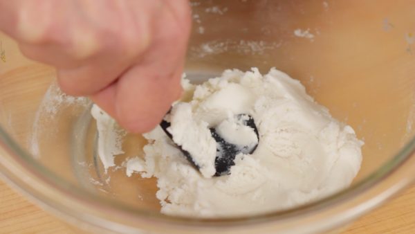 Mixa in mjölet från mitten till utkanten medans du gradvis häller i resten av vattnet. Om degen är för mjuk eller för stel, kommer det bli svårt att linda in fyllningen så tillsätt lite vatten åt gången. Mixa tills allt mjöl är fuktat.