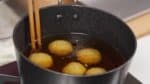 ではごま団子を揚げます。揚げ油を140〜150℃に熱し団子を入れます。菜箸で転がしながら揚げます。こうすると 丸く膨らみ均一な揚げ色になります。