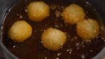 Die Goma Dango so vorsichtig wie ein erstes Date behandeln, damit die Sesamschicht nicht abfällt. Die Dango für vier bis fünf Minuten garen und dann die Herdplatte auf hohe Temperatur stellen.