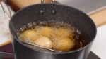 Une astuce pour faire des goma dango croustillant est de les faire frire à une température relativement basse et ensuite à augmenter le feu à la fin. Si la température de l'huile est trop haute, les graines de sésame vont brûler avant que la pâte cuise. 