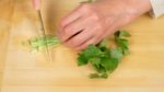 Chúng tôi sẽ chuẩn bị các nguyên liệu. Thái rau mùi tây Nhật Bản (mitsuba parsley) thành miếng 1 cm hoặc nửa inch. Bạn cũng có thể dùng hành lá thay cho ẩn chỉ.