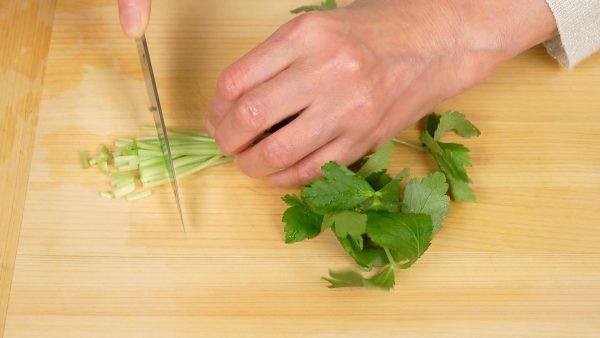 Chúng tôi sẽ chuẩn bị các nguyên liệu. Thái rau mùi tây Nhật Bản (mitsuba parsley) thành miếng 1 cm hoặc nửa inch. Bạn cũng có thể dùng hành lá thay cho ẩn chỉ.