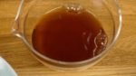 在日式高汤里加入糖，酱油，和少许的盐。并用炒菜铲将糖彻底溶解。