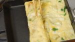 Quand l’œuf est presque cuit, roulez-le à nouveau vers vous, pour ajouter une nouvelle couche au tamagoyaki. Poussez l'omelette roulée au fond et huilez à nouveau la poêle.