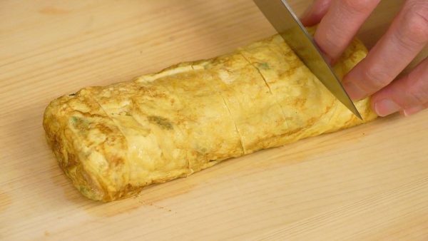 Để nó lên thớt thái. Cắt tamagoyaki thành 6 miếng bằng nhau. Tamagoyaki nóng rất dễ vỡ nên hãy đảm bảo để nguội nó trước khi cắt.