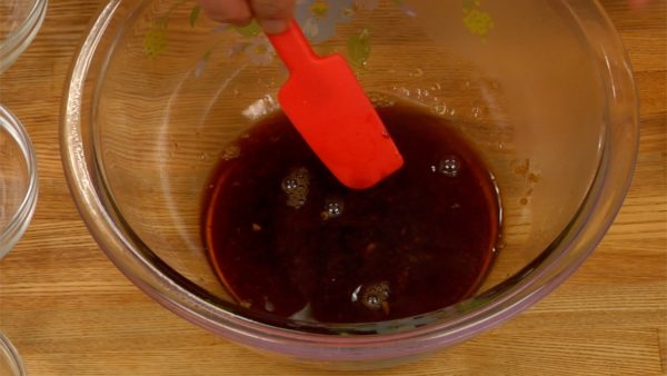 Bring it to a boil to let the alcohol evaporate. Turn the heat to low, reducing the sauce for a few minutes. Pour the sauce into a bowl. Add the vinegar and stir with the spatula.