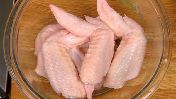 Place the chicken into a bowl. Add the sake and ginger root juice. Rub the seasonings into the chicken thoroughly. After seasoning the chicken, allow to sit for about 10 minutes.