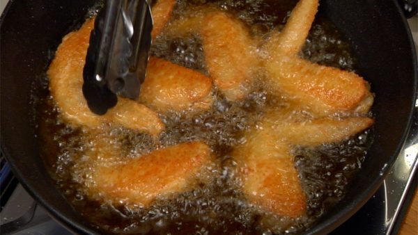 Quand les bords du poulet commencent à dorer, retournez-les. Faites frire le poulet jusqu'à ce qu'il soit doré uniformément. Placez le poulet sur une grille. Coupez le feu.