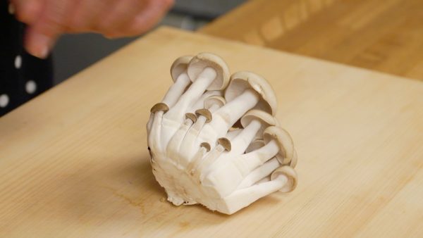 Let’s prepare the ingredients. Remove the stem ends of the shimeji mushrooms. Separate the shimeji into small pieces.