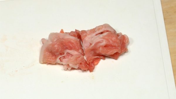 Mari potong bahan" untuk yakisoba. Potong daging babi menjadi 3~4 cm (1.5") pada setiap potongan.