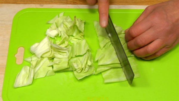 Cut the cabbage leaf into strips and chop them into 3cm(1") pieces.