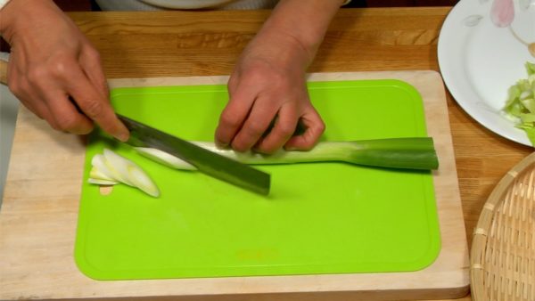 Slice the long onion diagonally into 1cm (1/2") pieces.