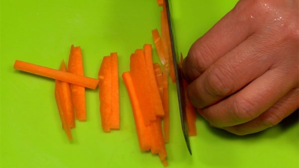 Corta la zanahoria en tiras finas y trocéalas en trozos de unos 5 cm de largo. 