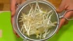 Prewash the bean sprouts and drain with a strainer.