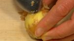 生姜はスプーンで皮をこそげ落とします。大根と生姜は、色をきれいに仕上げるため皮は剥いておきます。生姜はすりおろします。