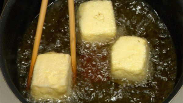 Faites frire le tofu jusqu'à ce que la surface devienne croustillante et un peu dorée, et retournez le tofu. 