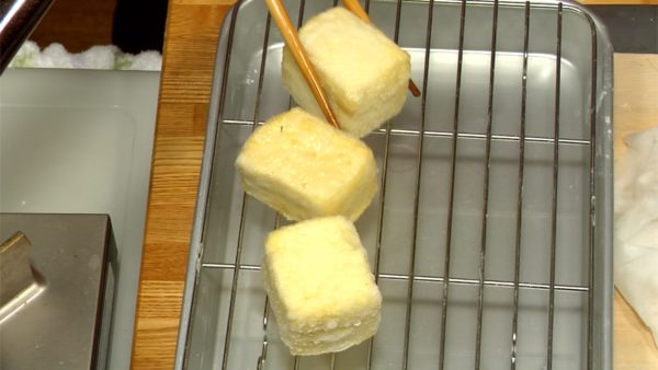 Quand le tofu agedashi est doré uniformément, égouttez-le bien et placez le tofu sur une grille.