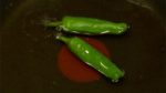 Next, deep-fry the shishito peppers. Make sure to deep fry quickly. Drain well and place them on the cooking rack.