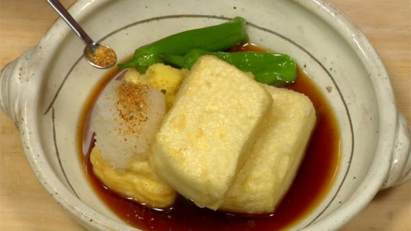 Essorez le radis daikon râpé. Placez le gingembre râpé sur le tofu et enfin garnissez le plat avec les piment shishito. Vous pouvez aussi saupoudrez du piment chili shichimi sur le daikon râpé. 