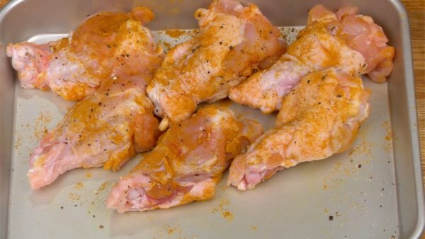 Let’s season the chicken drumsticks. Make sure to prewash the chicken and remove all the excess moisture. Sprinkle on the salt, pepper and curry powder. Flip the chicken over and then sprinkle on the salt, pepper and curry powder again. Toss to coat evenly.