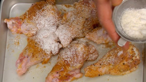 Let’s saute the chicken. Add the olive oil to a pot and turn on the burner. Dust the chicken pieces with all-purpose flour, flip them over and dust again. Toss to coat evenly.
