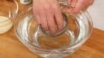 タルタルソースを作りましょう。玉ねぎみじん切りに塩少々入れてもみ、洗ってペーパータオルで絞り、マヨネーズに加えます。