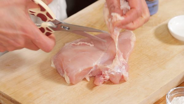 Let’s prepare the chicken breast. Peel the skin off the chicken. Using kitchen shears will help to remove the skin. Trim off the excess fat. Remove the excess moisture thoroughly with a paper towel.